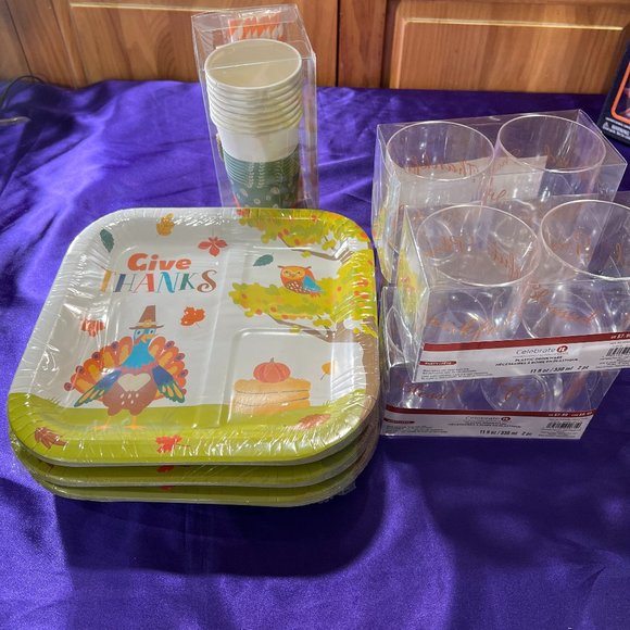 New 📌 64 Pieces Party Set Square Dinner Plates, Cups, Straws, Plastic Drinkware - Picture 1 of 9
